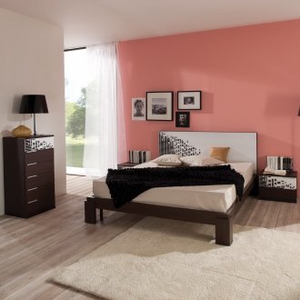 Κοραλλένιο τοίχο πίσω από το κρεβάτι στο υπνοδωμάτιο