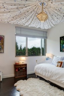 Όμορφη οροφή υφάσματος σε φωτεινό δωμάτιο