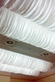 Λευκή οροφή υφάσματος σε κλασικό εσωτερικό