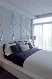 Υφάσματα ανώτατο όριο σε ένα μπλε και λευκό υπνοδωμάτιο