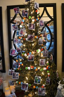 Χριστουγεννιάτικη διακόσμηση δέντρου με γιρλάντα και φωτογραφίες