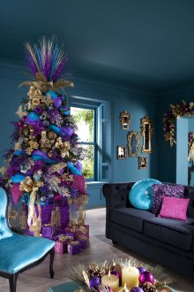 Μοβ-χρυσή διακόσμηση χριστουγεννιάτικων δέντρων για το νέο έτος