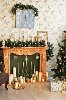 Κλασικό χριστουγεννιάτικο δέντρο και διακόσμηση σαλόνι