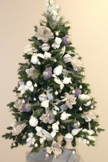 Άσπρο-βιολετί τεχνητό χριστουγεννιάτικο δέντρο