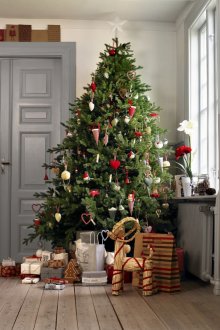 Διακόσμηση ενός τεχνητού χριστουγεννιάτικου δέντρου