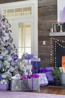 Λευκό-ιώδες χριστουγεννιάτικο δέντρο