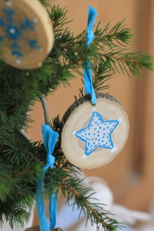 Βαμμένο ξύλο περικοπές όπως τα Χριστούγεννα παιχνίδια