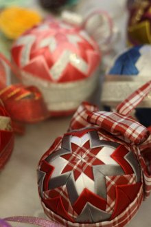 Κομψά μπάλες από ύφασμα για να διακοσμήσετε το χριστουγεννιάτικο δέντρο