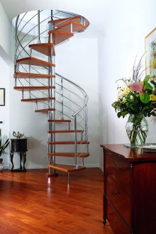 Μικρή σπειροειδή σκάλα από ξύλο και μέταλλο