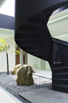 Μαύρη μεταλλική σπειροειδής σκάλα