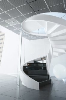 Μαύρη και άσπρη κομψή σπειροειδή σκάλα.