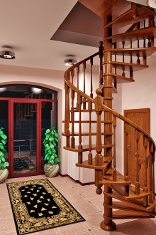 Ξύλινη σπειροειδή σκάλα σε εξοχική κατοικία