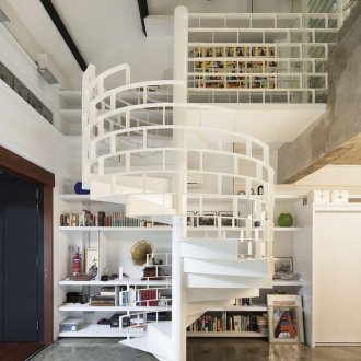 Ασυνήθιστη λευκή σπειροειδή σκάλα