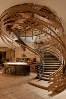 Πρωτότυπη σπειροειδή σκάλα από ξύλο, γυαλί και μέταλλο