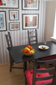 Μαύρες και κόκκινες καρέκλες σε μια μικρή κουζίνα