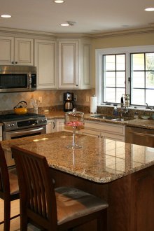 Νησί στο εσωτερικό μιας μικρής κουζίνας