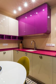 Μπεζ και ροζ κουζίνα