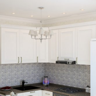 Όμορφο φωτισμό σε μια μικρή κουζίνα