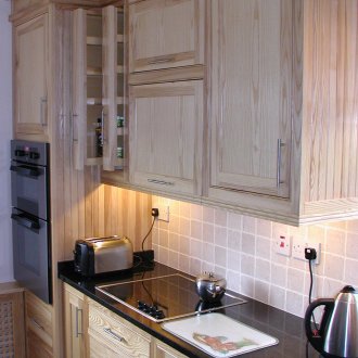 Σετ με ξύλινες προσόψεις στην κουζίνα