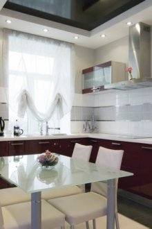 Λευκή μικρή κουζίνα Βουργουνδίας