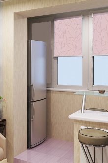 Κουζίνα με ροζ πινελιές σε συνδυασμό με μπαλκόνι