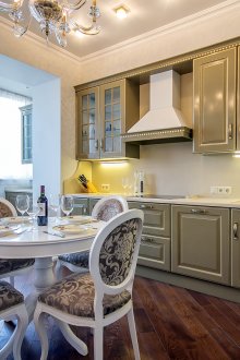 Κλασική κουζίνα σε συνδυασμό με μπαλκόνι