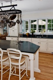 Ευρύχωρη κουζίνα σε εξοχικό στιλ