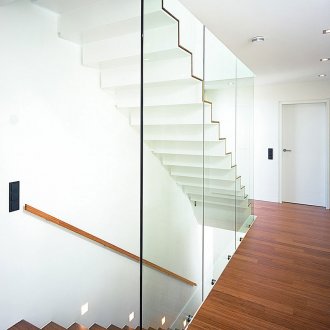 Μοντέρνα σκάλα με γυάλινα κιγκλιδώματα