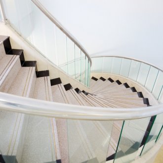 Μεγάλη σκάλα με γυάλινα κάγκελα