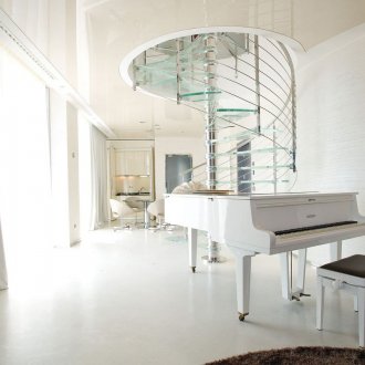 Κομψή σπειροειδή σκάλα από γυαλί και μέταλλο