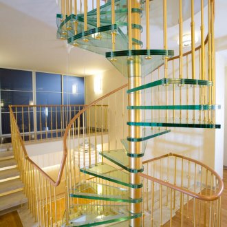 Σπειροειδής αρχική σκάλα από γυαλί και μέταλλο