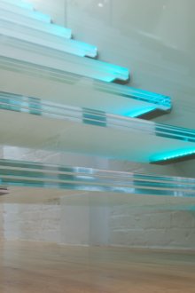 Τρία στρώματα γυάλινα σκαλοπάτια