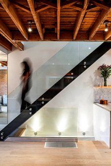 Σκάλα με κιγκλίδωμα από γυαλί