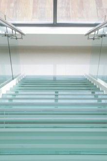 Μεγάλη σκάλα από γυαλί στο εσωτερικό