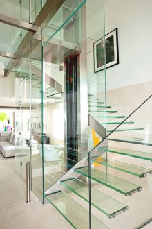 Ασυνήθιστη γυάλινη ταλάντευση σκάλα στο εσωτερικό του σπιτιού