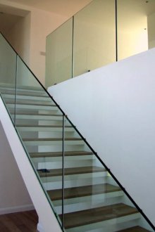 Σκάλα με κιγκλίδωμα από γυαλί στο σπίτι
