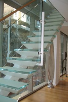 Στενά σκάλα από γυαλί και μέταλλο στο εσωτερικό του σπιτιού