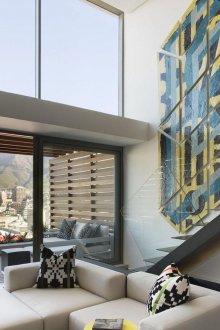 Σύγχρονη σκάλα με ένα κιγκλίδωμα από γυαλί στο εσωτερικό του διαμερίσματος