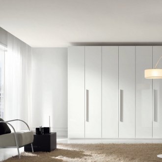 Λευκή ντουλάπα στο σαλόνι