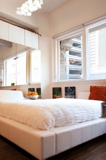 Καθρέφτης και λευκή πρόσοψη της ντουλάπας