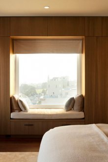 Ξύλινη μεγάλη ντουλάπα στην κρεβατοκάμαρα