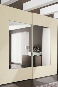 Ντουλάπα με μπεζ-καθρέφτη στο εσωτερικό
