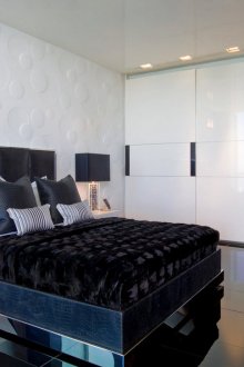 Ασπρόμαυρη ντουλάπα στο υπνοδωμάτιο