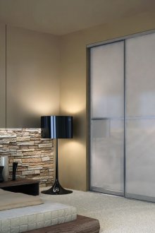 Ενσωματωμένη σύγχρονη ντουλάπα στο υπνοδωμάτιο