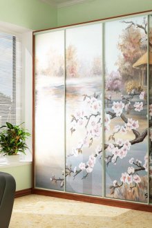 Συρόμενη ντουλάπα με σχέδιο Sakura στο σαλόνι