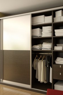 Καφέ και άσπρη ντουλάπα