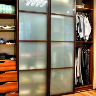 Ντουλάπα με παγωμένο γυαλί