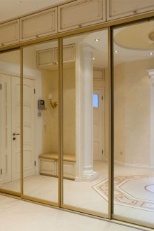 Μεγάλη καθρέφτη ντουλάπα στο διάδρομο