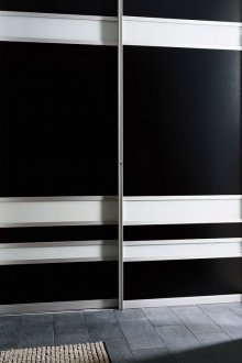 Ασπρόμαυρη ντουλάπα στο διάδρομο