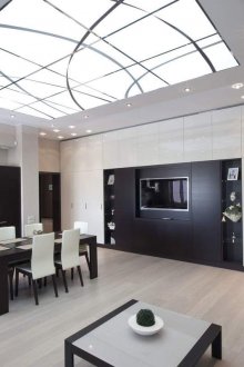 Γυαλιστερό φινίρισμα στο σαλόνι-κουζίνα